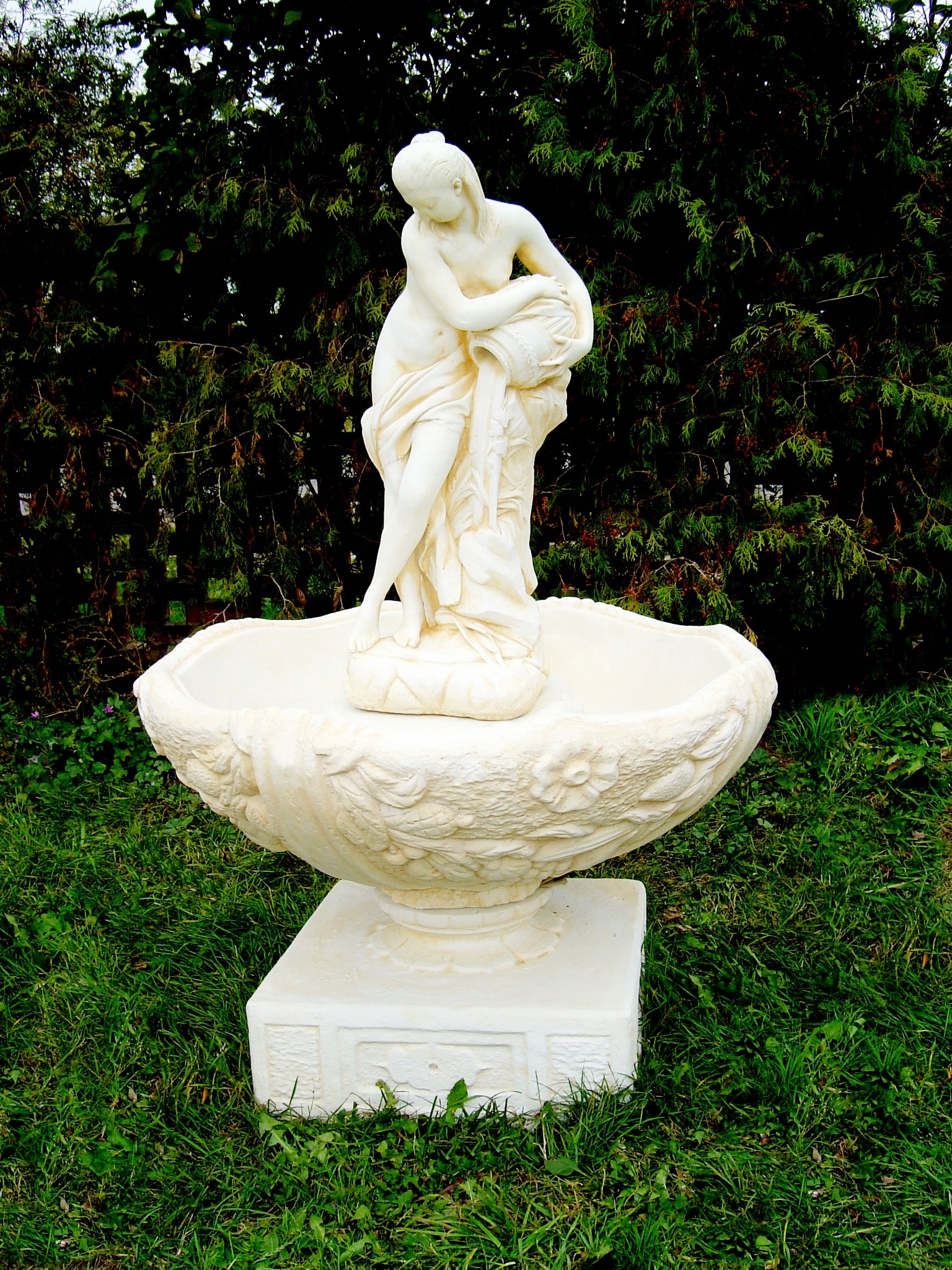 Záhradná fontána s Venušou lejúcou vodou z konglomerátového betónu, betónová figúrka